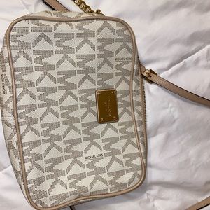Michael Kors gently used women’s crossbody. Great condition.